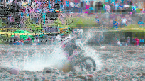 VELOCIDAD. Un motociclista se ‘baña’ al cruzar un riachuelo.