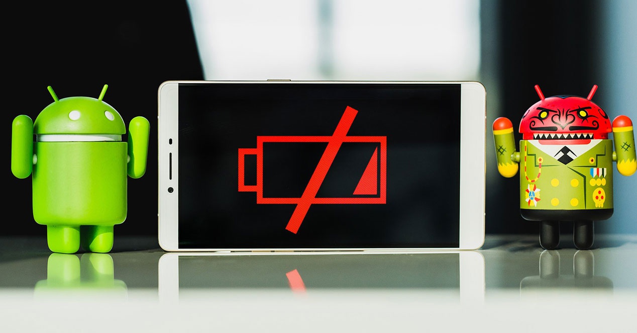 dos android con un móvil en medio sin bateria