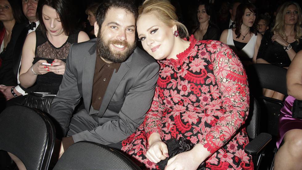 Adele junto a Simon Konecki, en los Grammy de 2013.