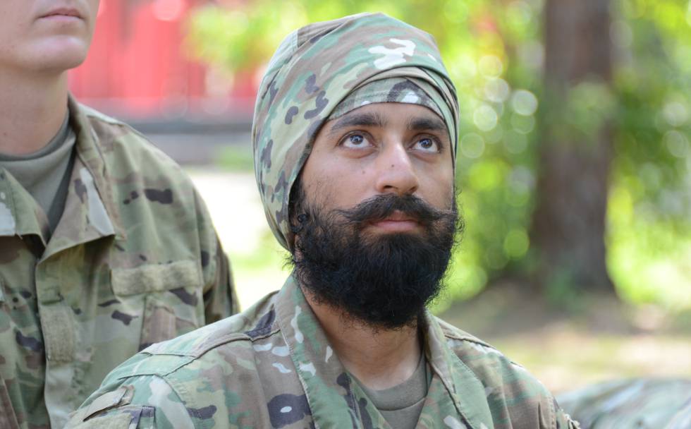 Un soldado estadounidense con barba y turbante. 
