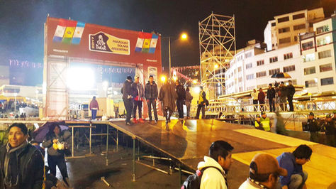 Rampa instalada en inmediaciones de la Plaza San Francisco, la noche del viernes en La Paz, para recibir a los competidores del Dakar.
