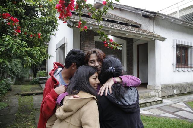 Fabiana junto a sus tres hijos, en San Isidro