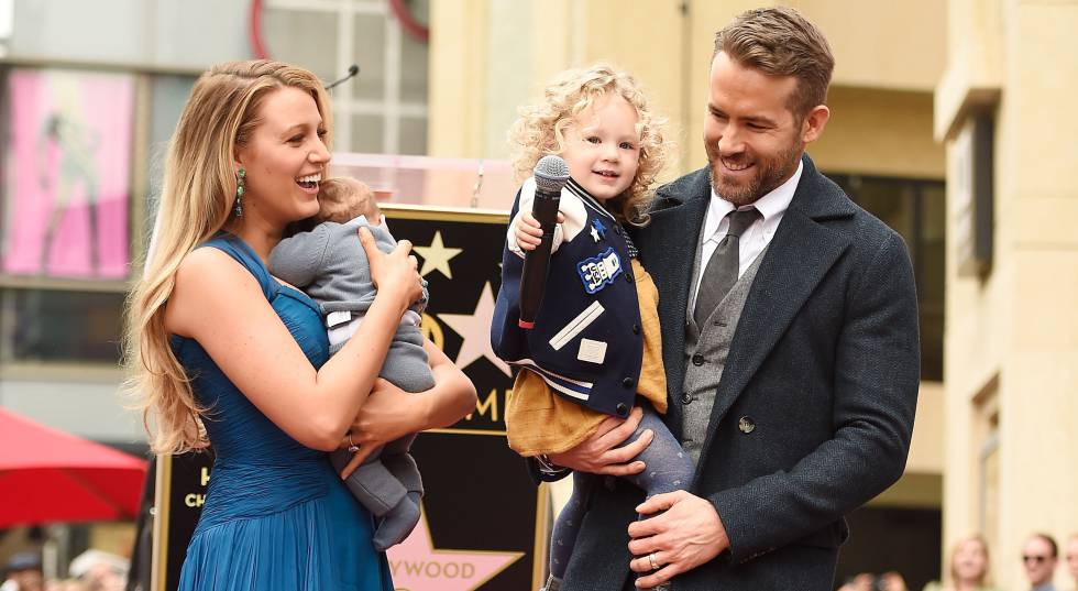 Blake Lively y Ryan Reynolds junto a sus hijos en el Paseo de la Fama de Hollywood el pasado 15 de diciembre.
