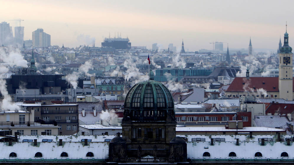 Foto: Chimeneas en Praga, República Checa, donde fallecieron tres personas a causa del frío esta semana. (Reuters)