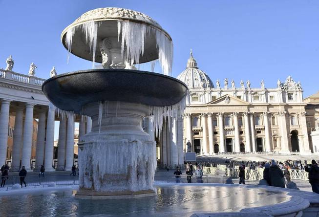 Carámbanos de hielo cuelgan de una fuente congelada en la plaza de San Pedro del Vaticano. (EFE)
