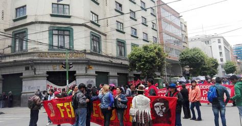 Marcha de los trabajadores de la Caja Nacional de Salud (CNS) durante el paro de 48 horas.