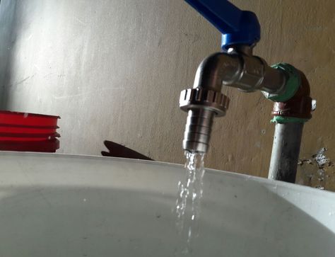 Vecinos se dotan de agua durante los horarios de establecidos por EPSAS en La Paz. Foto: La Razón