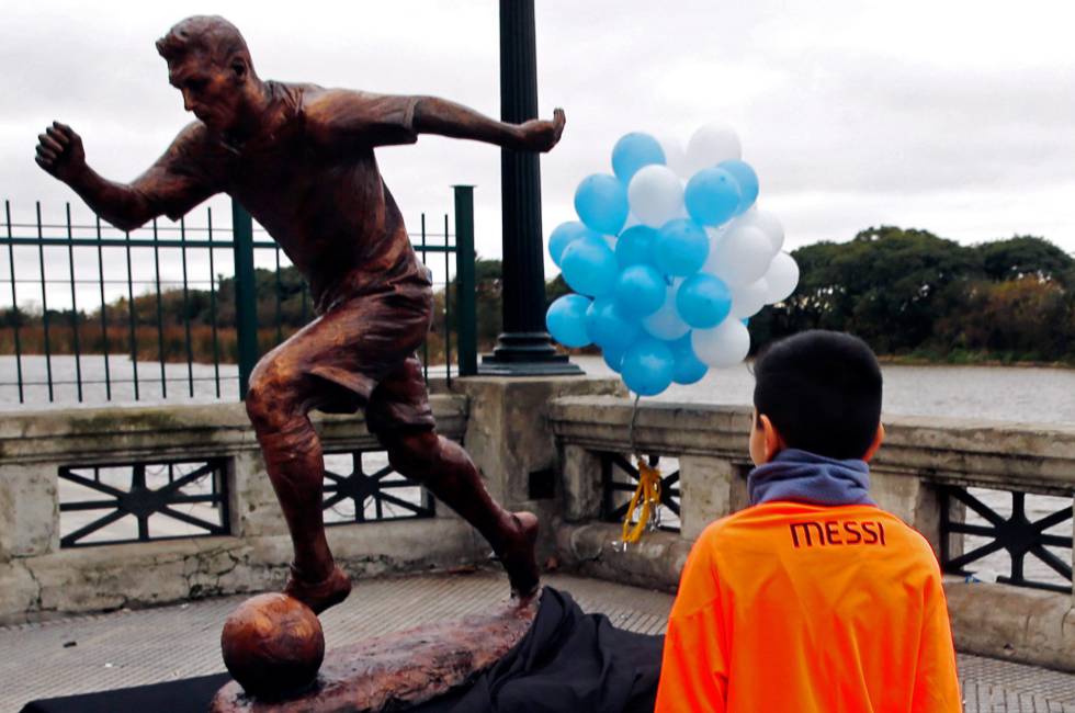 Estatua de Messi el día de su inauguración.