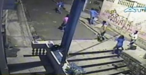 Una escena del asalto del Cartel Family a dos jóvenes en la calle Montevideo de La Paz.