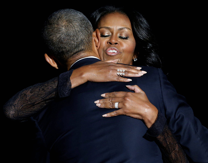 Michelle y Barack Obama se funden en un abrazo durante el discurso de despedida del presidente.