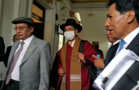 El exmagistrado Gualberto Cusi y sus abogados, tras la suspensión del juicio oral que el Senado sigue en su contra. 