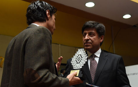 El escritor boliviano Gonzalo Lema en medio de una premiación otorgada por el Ministerio de Cultura.