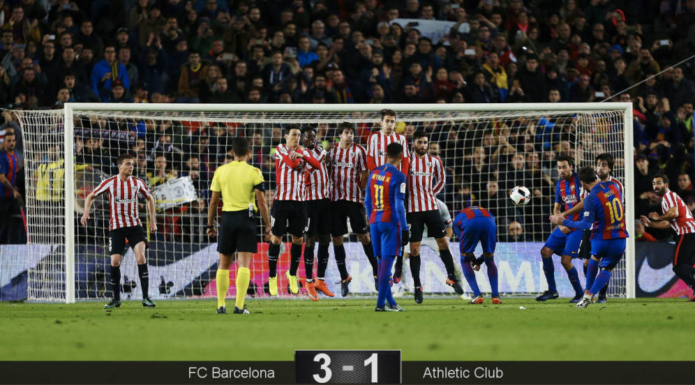 Foto: Messi, en el momento de lanzar la falta en la que llegó el 3-1 para el Barça. (EFE)