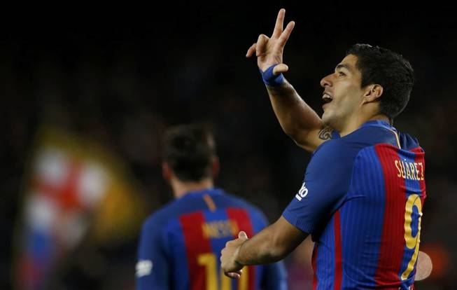 Luis Suárez celebra el primer gol del Barça. (Reuters)