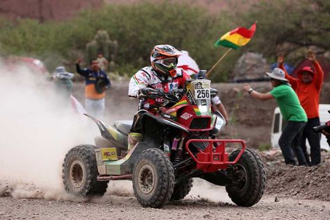 El piloto boliviano Walter Nosiglia participa de la cuarta etapa del Rally Dakar 2017 entre San Salvador de Jujuy en Argentina y Tupiza en Bolivia.