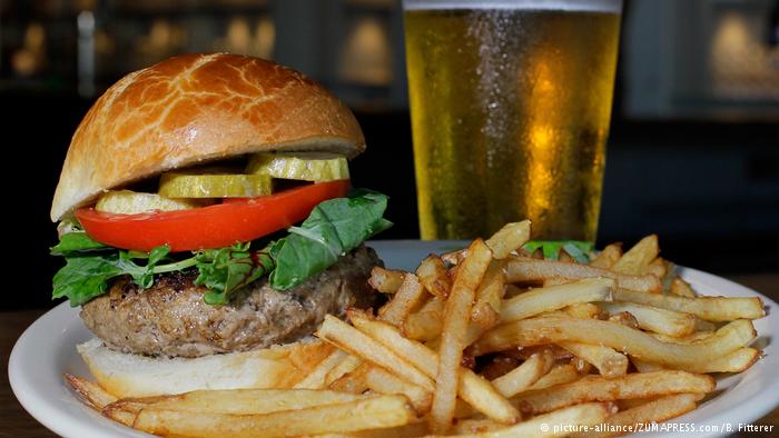 Bier, Pommes und Burger (picture-alliance/ZUMAPRESS.com/B. Fitterer)