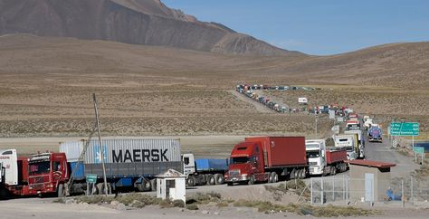 Transportistas bolivianos afectados por el paro en Chile hacen una larga fila para ser atendidos en el puesto fronterizo de Chungará. Foto: Pedro Laguna