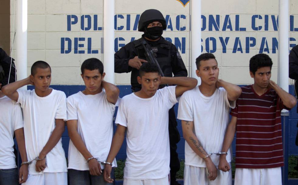 Miembros de la Mara Salvatrucha tras su detención, en diciembre.