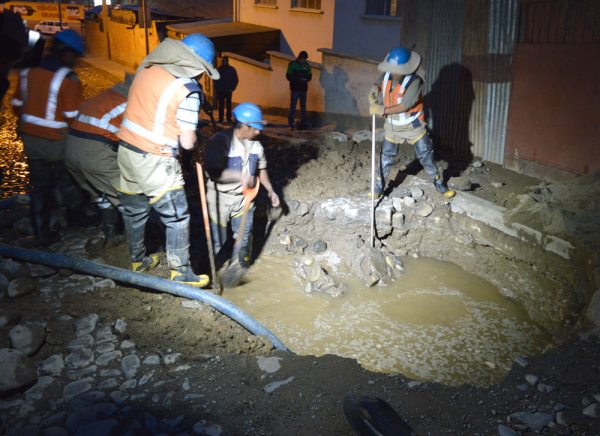 No solamente las válvulas en la ciudad de La Paz son antiguas, sino también las cañerías y estas se rompen, desperdiciando mucha agua potable, cuando se está en plena crisis del líquido elemento.