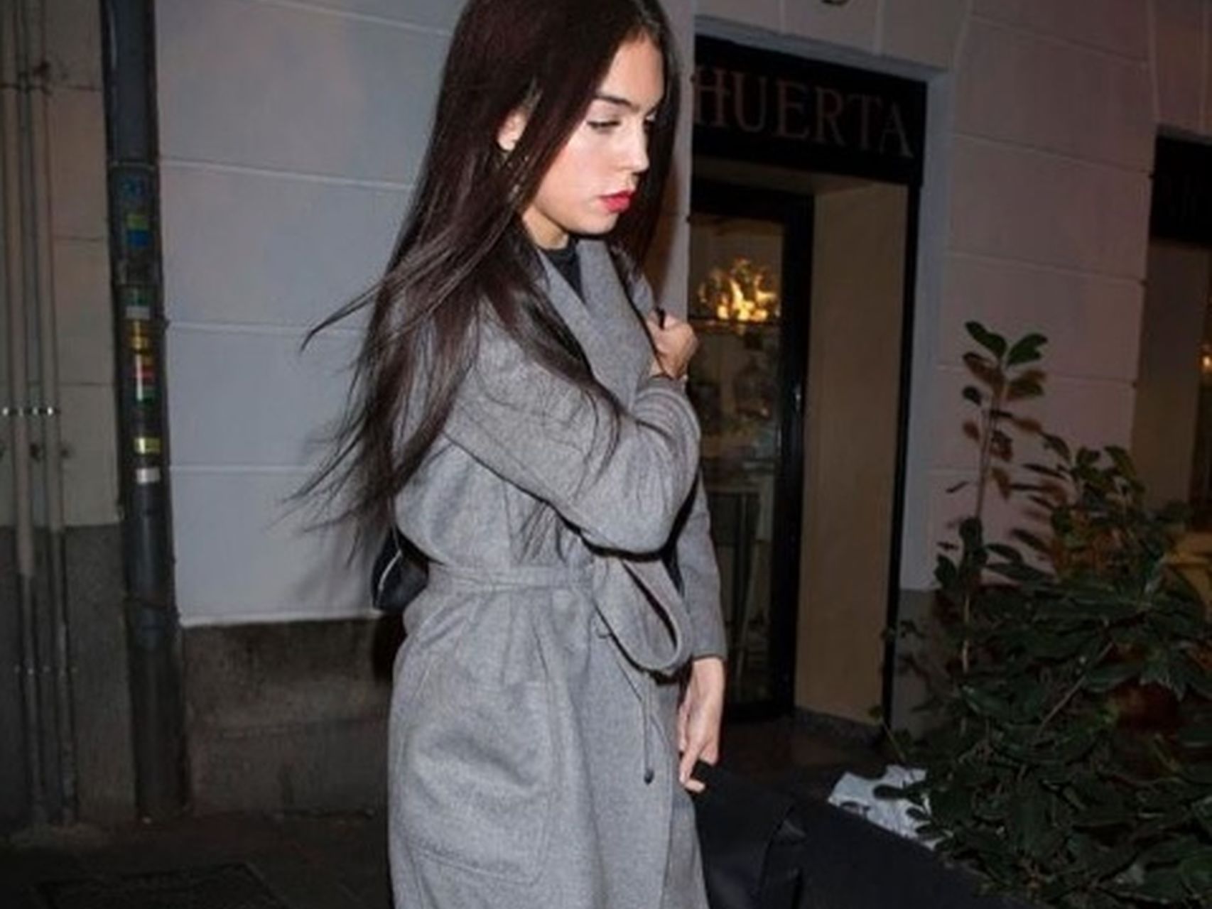 Georgina saliendo del trabajo.