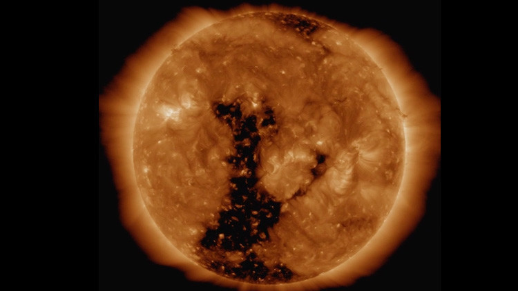 La NASA detecta un enorme 'agujero' en la superficie del Sol que podría afectar a la Tierra (VIDEO)