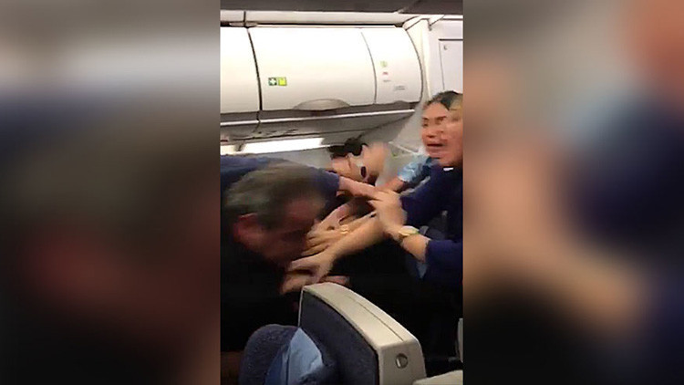 VIDEO: La pelea de dos pasajeros de avión en pleno vuelo provoca un aterrizaje de emergencia