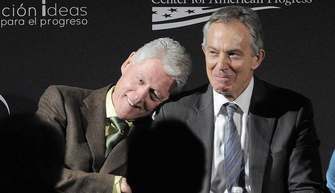 El expresidente de Estados Unidos, Bill Clinton (i), y el ex primer ministro británico, Tony Blair (d). (EFE)