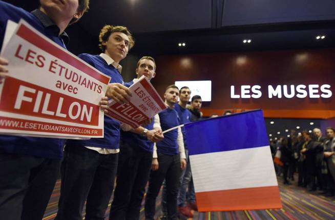 Varios estudiantes apoyan a François Fillon en un mitin. (Reuters)