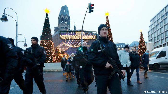 Deutschland Berlin - Polizei patroulliert am wieder geöffneten Weihnachtsmarkt am Breitscheidplatz (Reuters/F. Bensch)