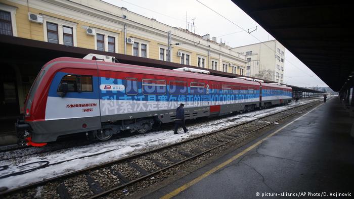 Serbien Zug mit der Aufschrift Kosovo ist serbisch im Bahnhof von Belgrad (picture-alliance/AP Photo/D. Vojinovic)