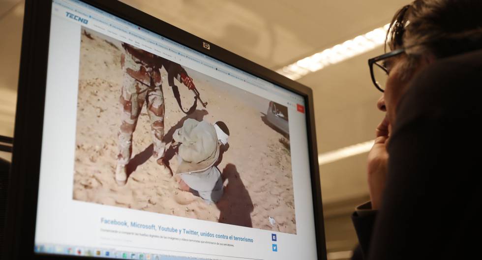 Una persona mira una página web de propaganda del ISIS.