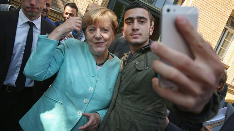 Un refugiado que se tomó un selfi con Merkel demanda a Facebook por 