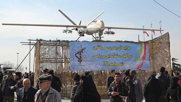 Irán derriba un dron tras entrar en el espacio aéreo de Teherán sin permiso (VIDEO)