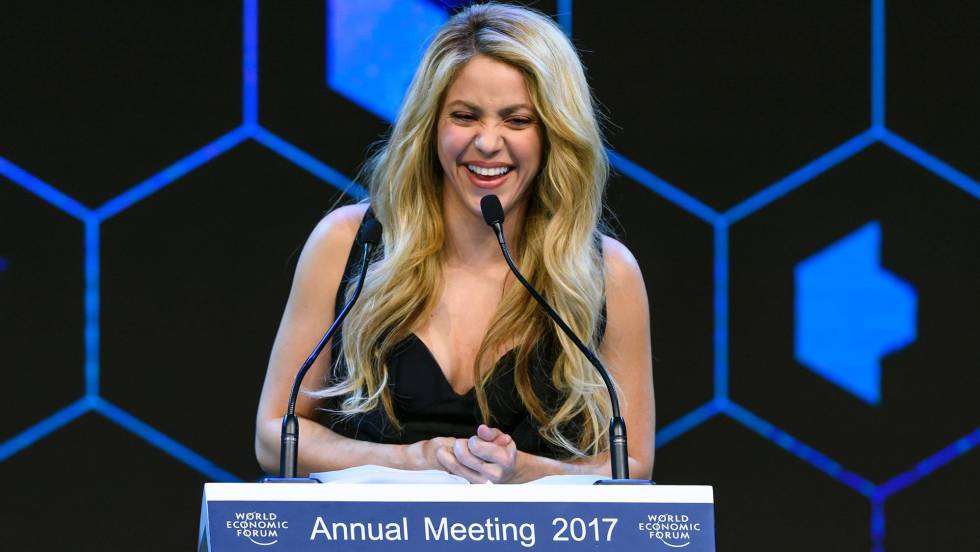 Shakira durante el discurso tras recibir su galardón en el Foro de Davos (Suiza). 
