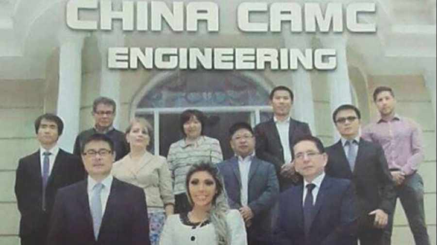 La portada de la separata de CAMC en la que aparece Gabriela Zapata junto a ejecutivos chinos.