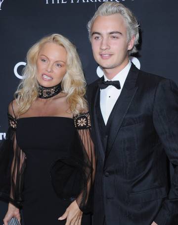 Pamela Anderson y su hijo Brandon Lee.