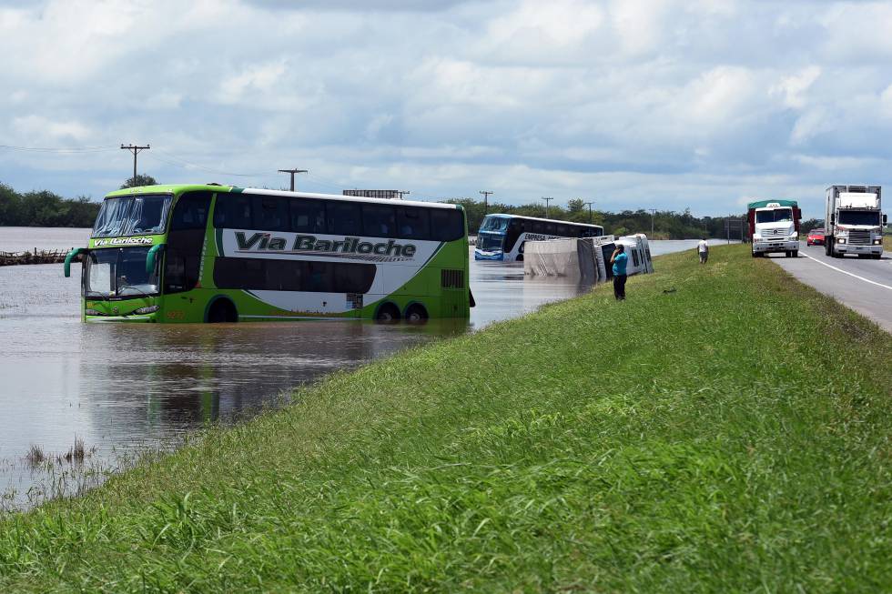 Las inundaciones han afectado campos, ciudades y carreteras del centro de Argentina.