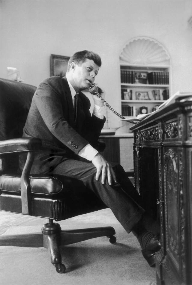 JFK, presidente número 35 de EE.UU., al teléfono.