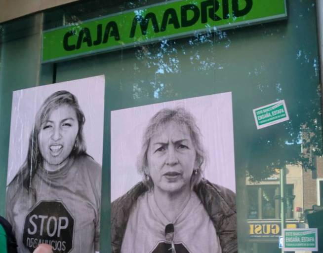 Carteles de protesta por las hipotecas abusivas en una sucursal de la fusionada Caja Madrid.