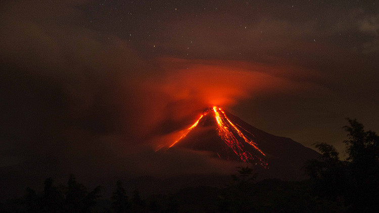 'Volcán de Fuego' mexicano de Colima lanza fumarola 