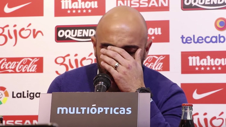 Con lágrimas entrenador español rechaza 4 millones de euros de finiquito tras su dimisión (Video)
