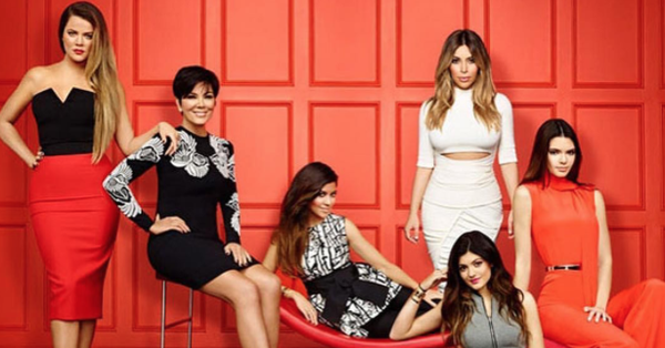 Las 5 hermanas Kardashian junto a su madre Kris Jenner.