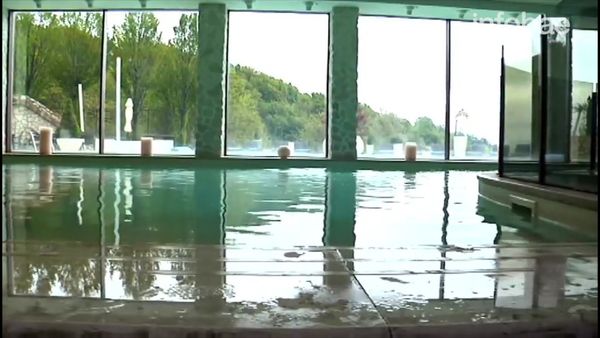 La piscina del hotel en los Alpes que quedó sepultado por la nieve