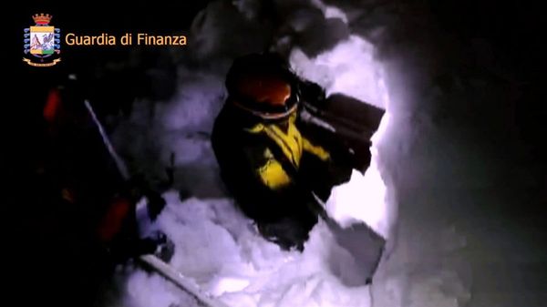 Los rescatistas tuvieron que cavar en la nieve para llegar al hotel (AFP)
