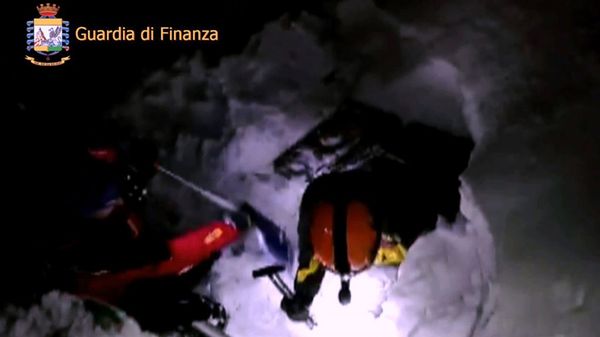 Los socorristas cavan en la nieve para llegar al hotel (AFP)