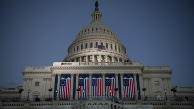 El capitolio engalanado por todas las bandera que ha tenido Estados Unidos en su historia republicana. (Crédito: David Paul Morris/Bloomberg via Getty Images