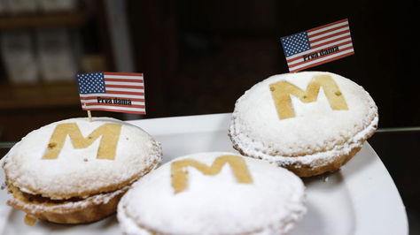 Vista de tres tartas de manzana dibujadas con la letra M en la pastelería Kruhek en el centro de Sevnica, Eslovenia.