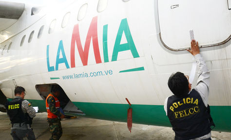Un oficial de la Policía precinta uno de los aviones de la empresa LaMia en el hangar de la FAB. Foto: Fernando Cartagera
