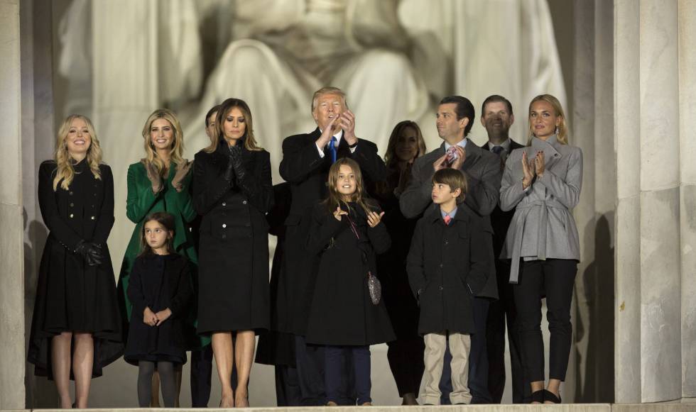Donald Trump con su familia en el monumento a Lincoln. 