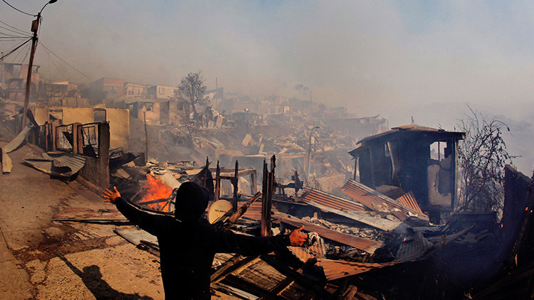 Más de 100 incendios arrasan con casi 40.000 hectáreas de bosques en Chile (Fotos)